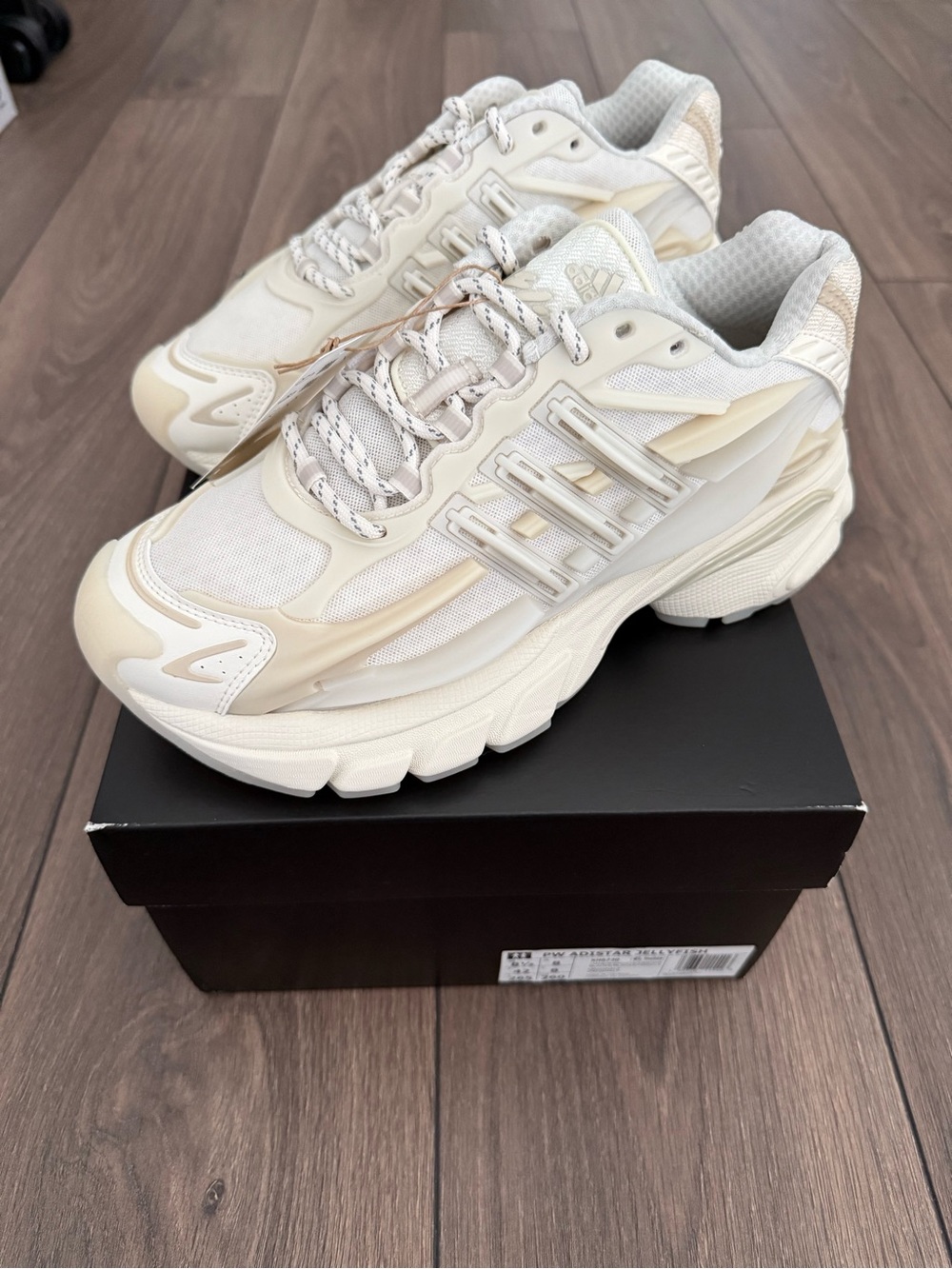 ADISTAR JELLYFISH ADIDAS Chunky Sneaker in Cream and White
